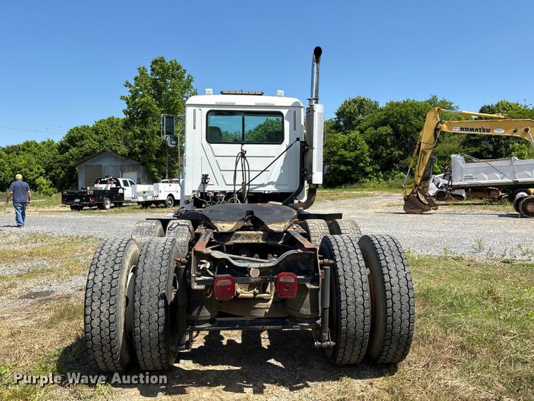 image for item EF1171 2000 Mack CH semi truck
