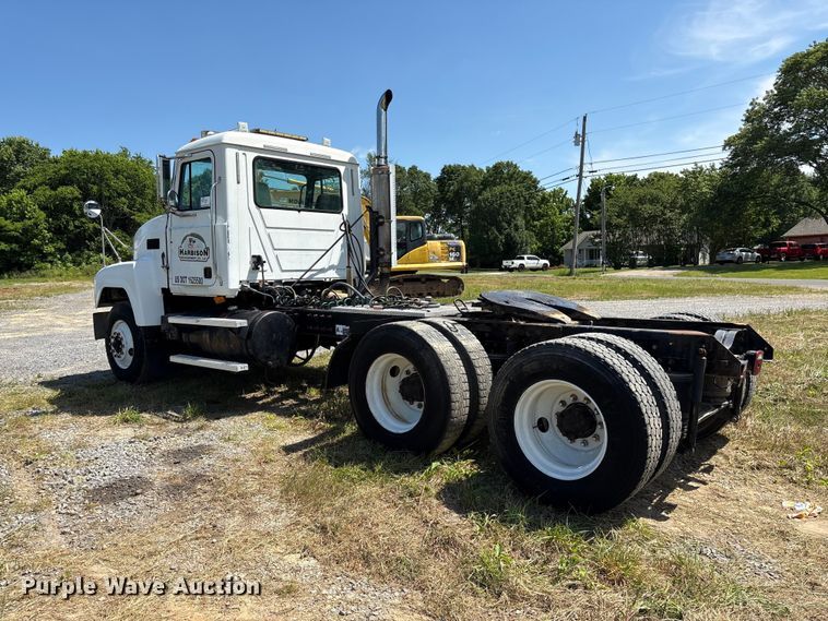 image for item EF1171 2000 Mack CH semi truck