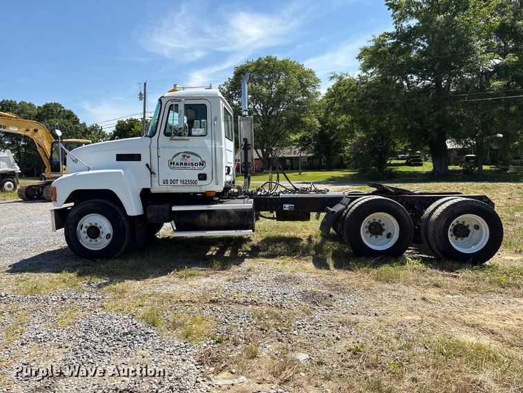 image for item EF1171 2000 Mack CH semi truck
