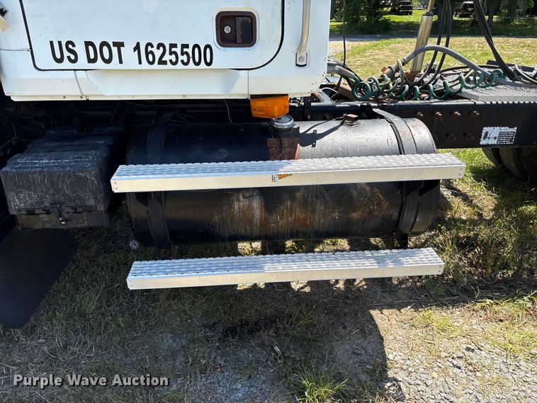 image for item EF1171 2000 Mack CH semi truck