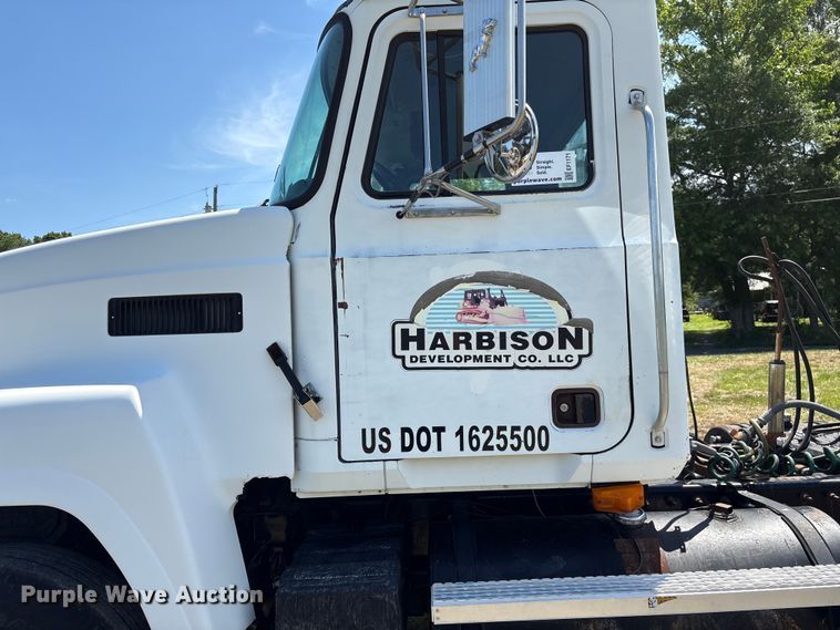 image for item EF1171 2000 Mack CH semi truck