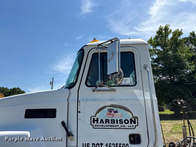 image for item EF1171 2000 Mack CH semi truck