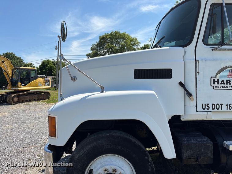 image for item EF1171 2000 Mack CH semi truck