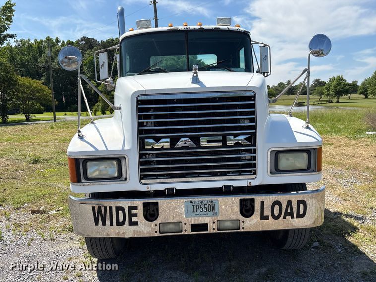 image for item EF1171 2000 Mack CH semi truck