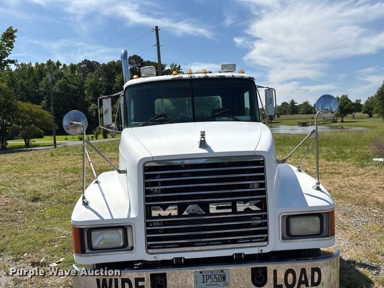 image for item EF1171 2000 Mack CH semi truck