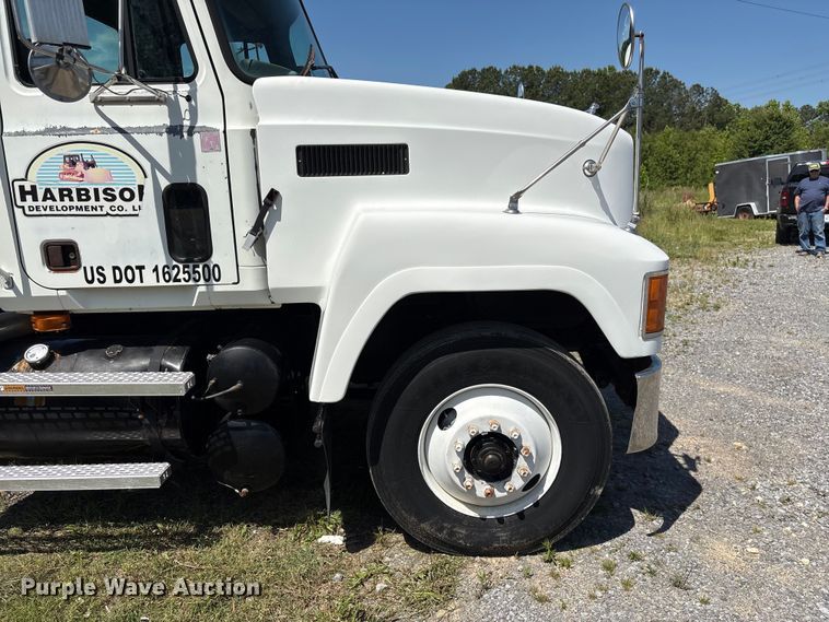 image for item EF1171 2000 Mack CH semi truck