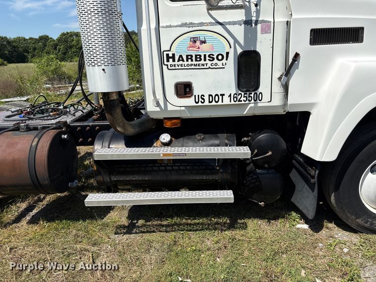 image for item EF1171 2000 Mack CH semi truck