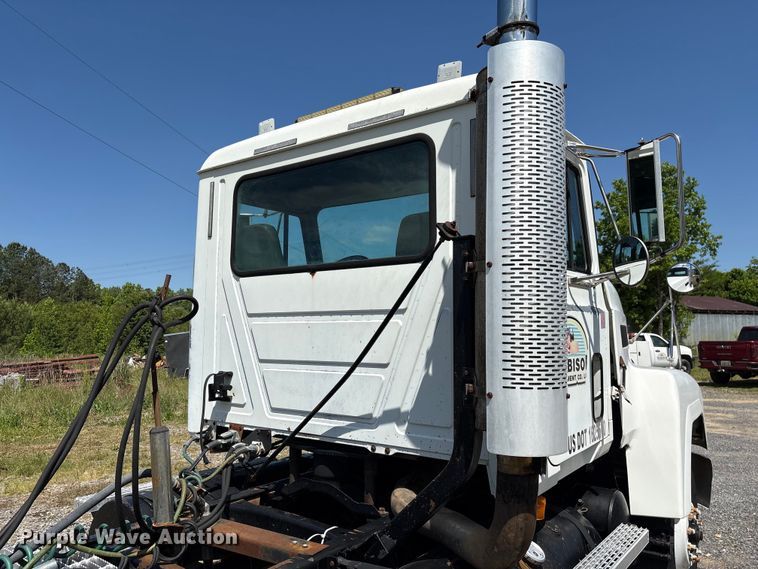 image for item EF1171 2000 Mack CH semi truck