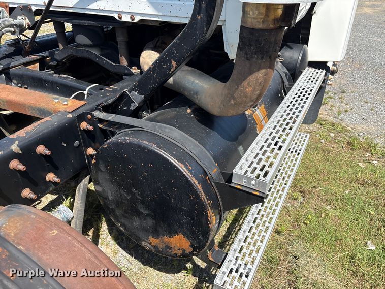 image for item EF1171 2000 Mack CH semi truck