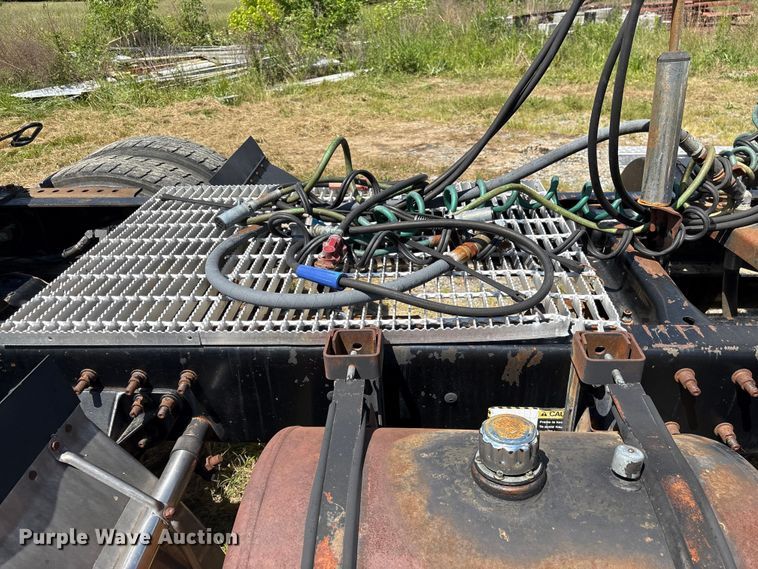 image for item EF1171 2000 Mack CH semi truck