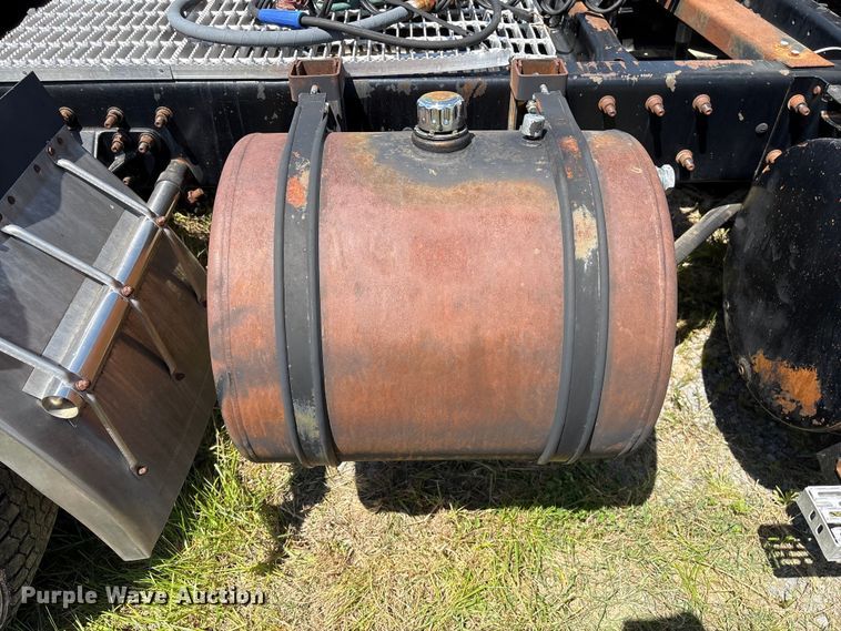 image for item EF1171 2000 Mack CH semi truck