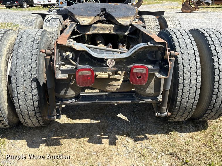 image for item EF1171 2000 Mack CH semi truck