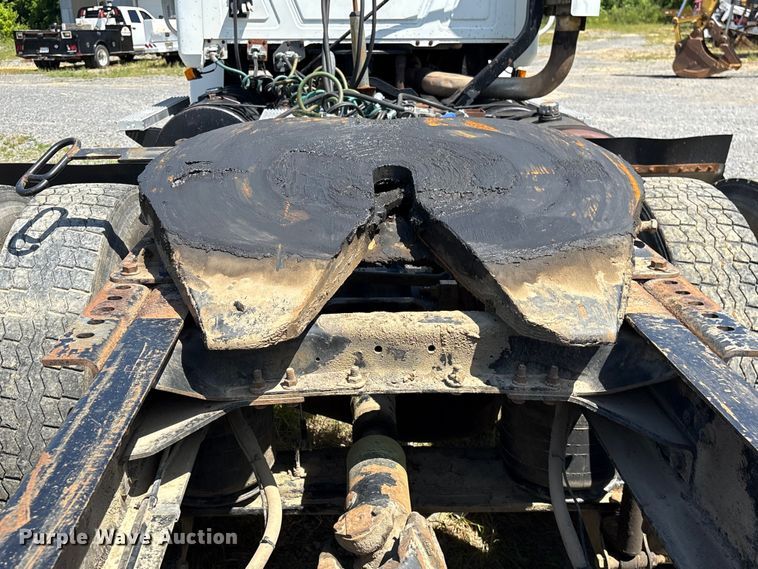image for item EF1171 2000 Mack CH semi truck