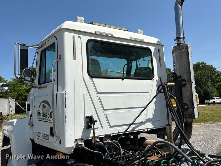 image for item EF1171 2000 Mack CH semi truck