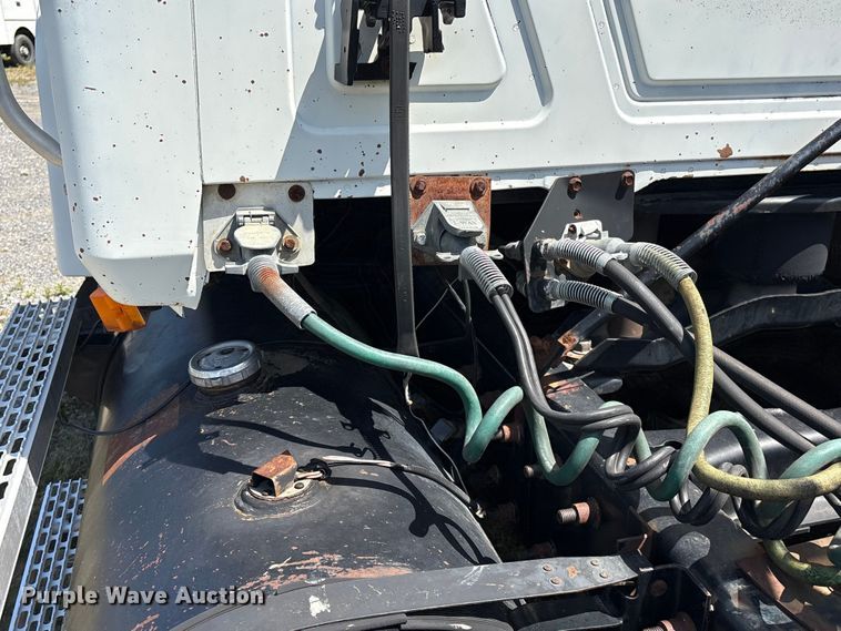 image for item EF1171 2000 Mack CH semi truck