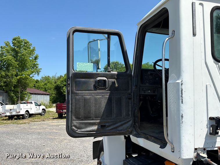 image for item EF1171 2000 Mack CH semi truck