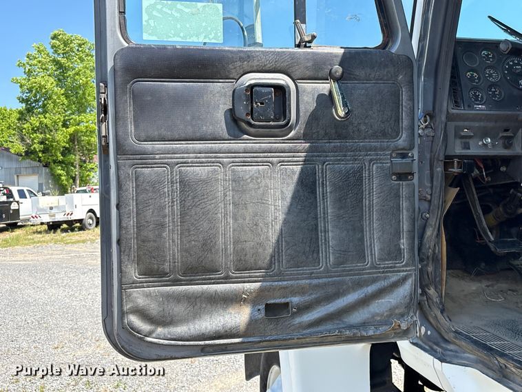 image for item EF1171 2000 Mack CH semi truck