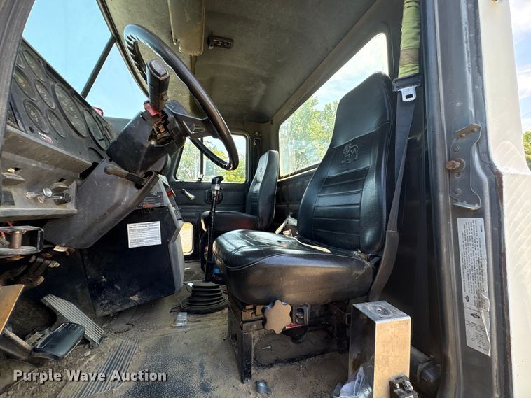 image for item EF1171 2000 Mack CH semi truck