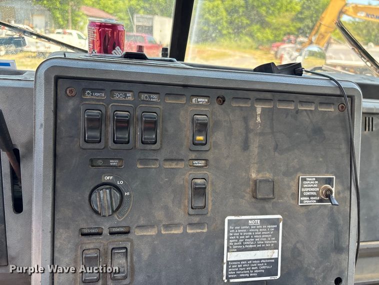 image for item EF1171 2000 Mack CH semi truck