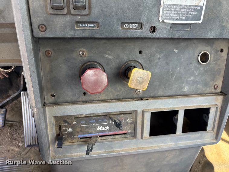 image for item EF1171 2000 Mack CH semi truck
