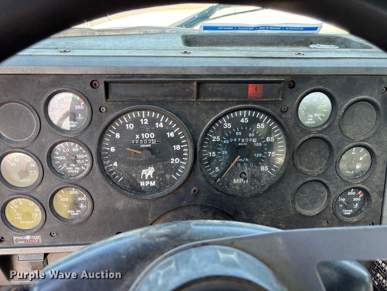 image for item EF1171 2000 Mack CH semi truck