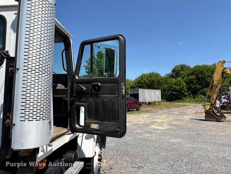 image for item EF1171 2000 Mack CH semi truck