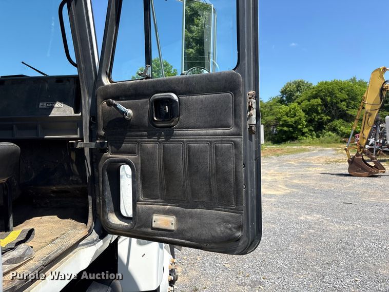 image for item EF1171 2000 Mack CH semi truck