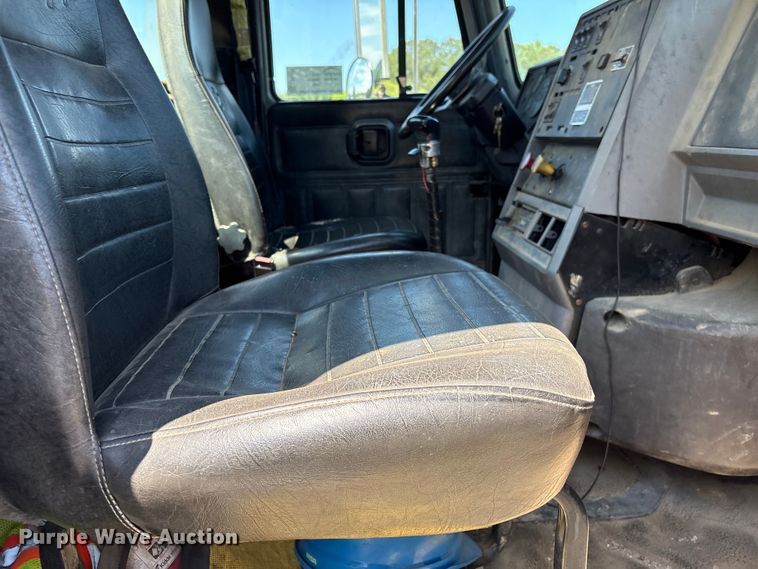 image for item EF1171 2000 Mack CH semi truck