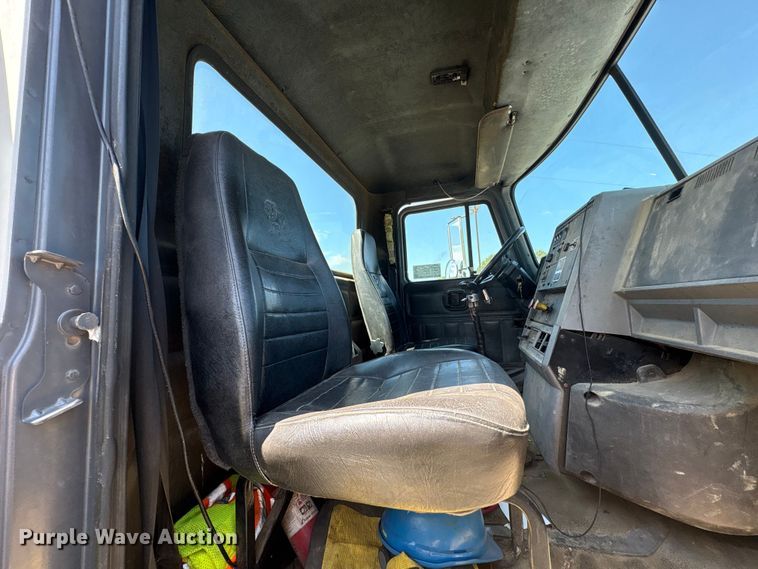 image for item EF1171 2000 Mack CH semi truck