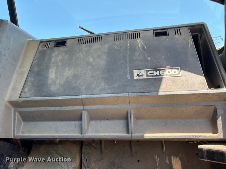 image for item EF1171 2000 Mack CH semi truck