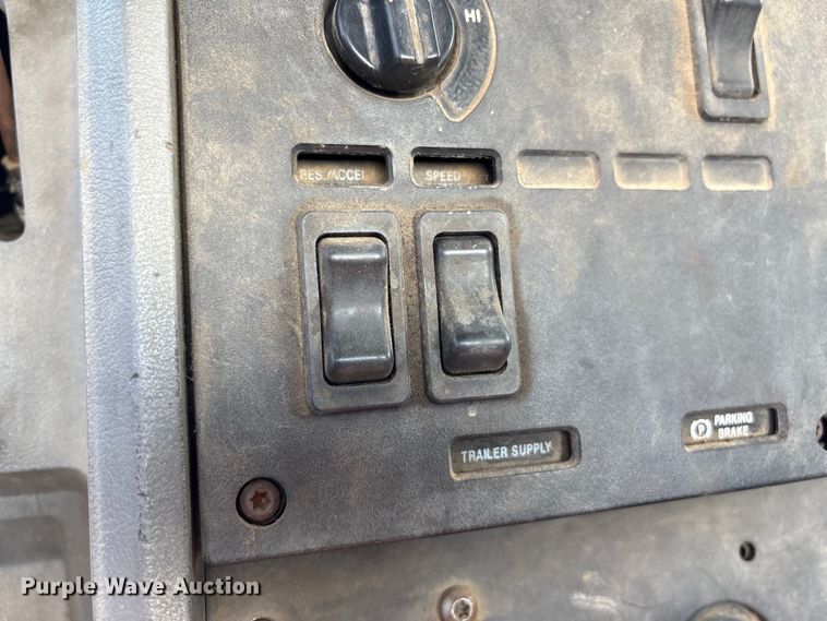 image for item EF1171 2000 Mack CH semi truck