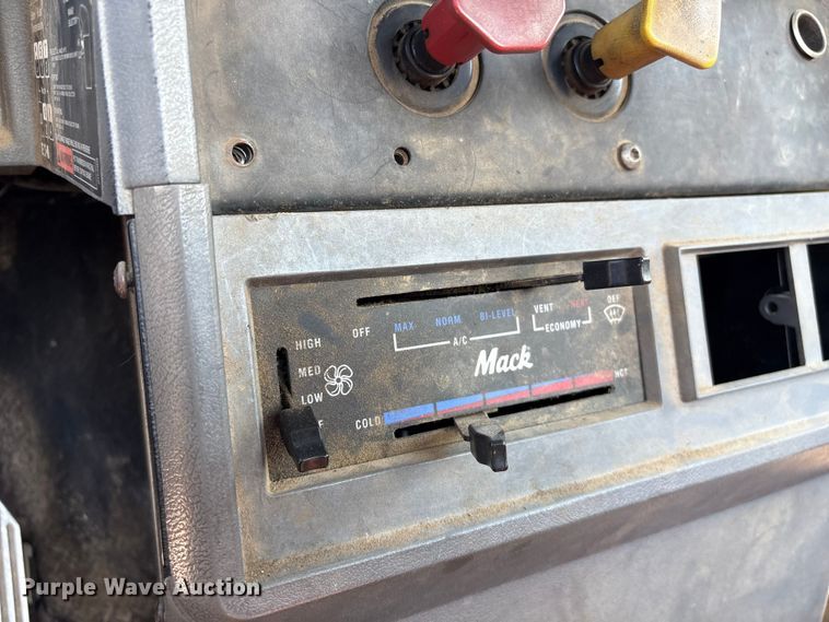 image for item EF1171 2000 Mack CH semi truck