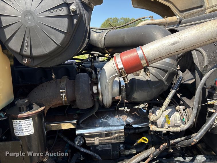 image for item EF1171 2000 Mack CH semi truck