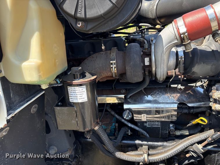 image for item EF1171 2000 Mack CH semi truck
