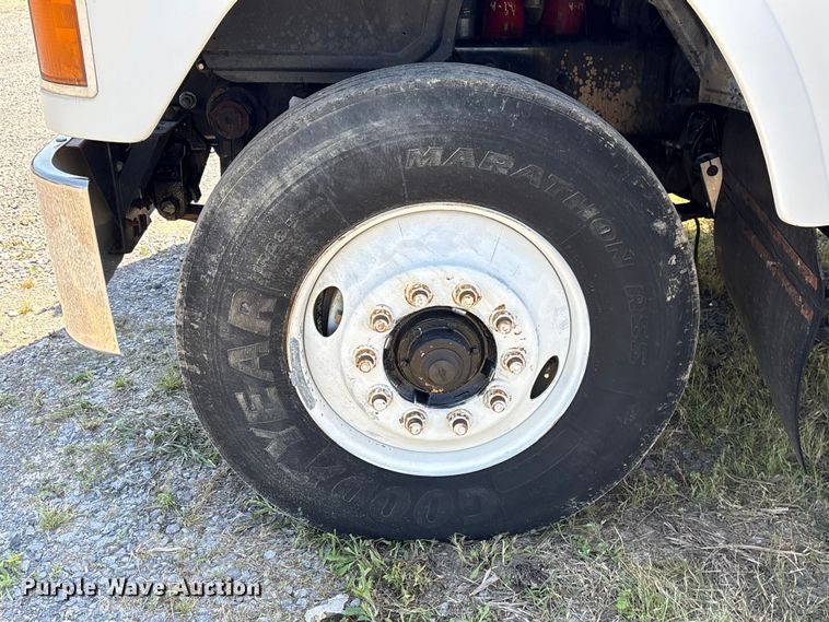 image for item EF1171 2000 Mack CH semi truck