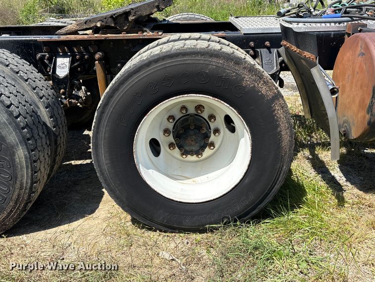 image for item EF1171 2000 Mack CH semi truck