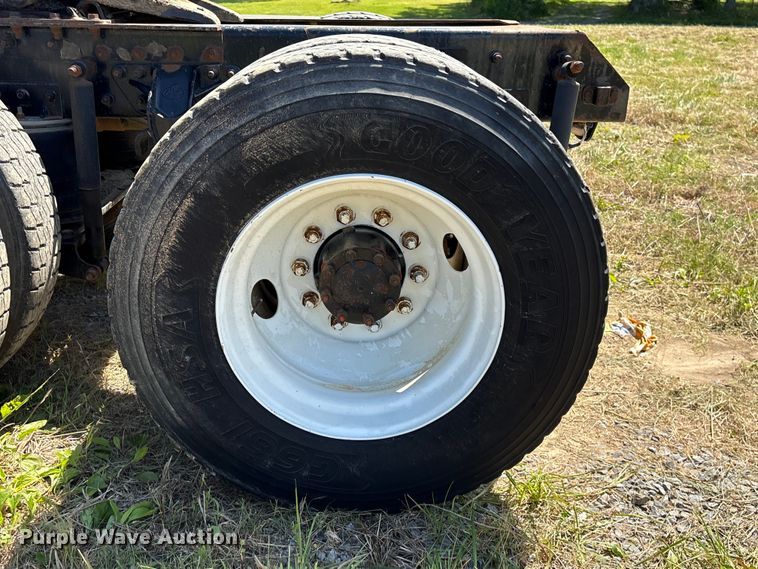image for item EF1171 2000 Mack CH semi truck