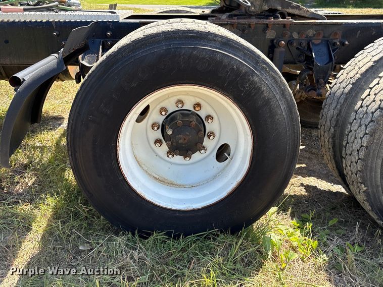 image for item EF1171 2000 Mack CH semi truck