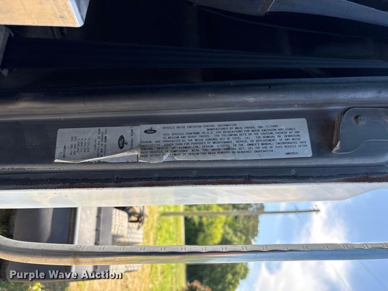 image for item EF1171 2000 Mack CH semi truck