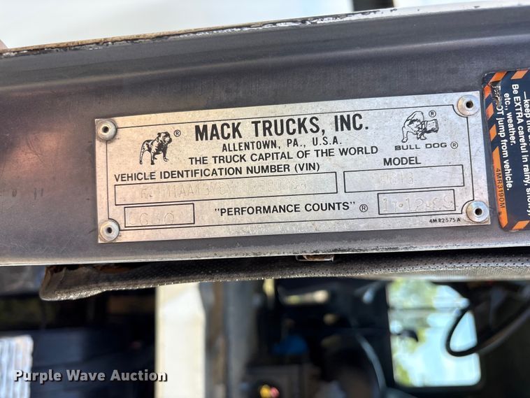 image for item EF1171 2000 Mack CH semi truck