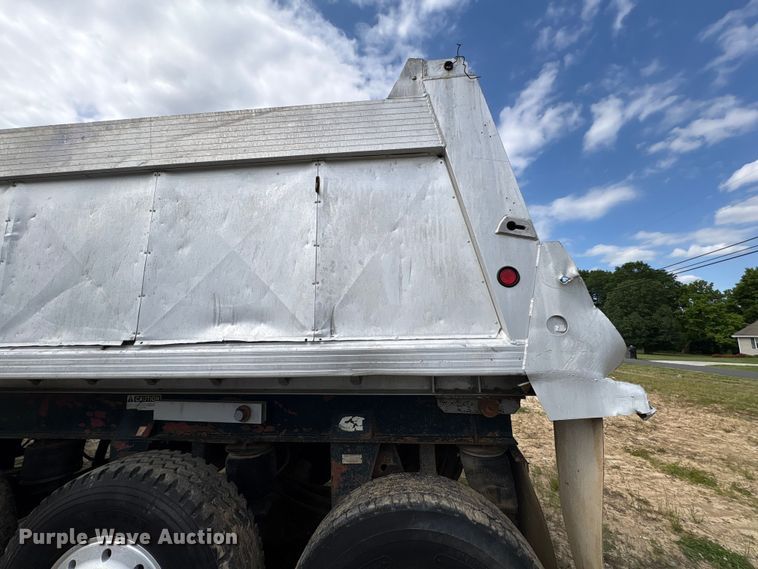 image for item EF1172 1996 Heil end dump trailer