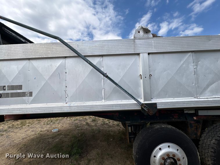 image for item EF1172 1996 Heil end dump trailer