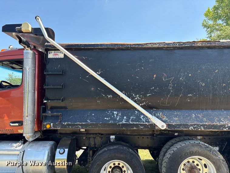 image for item EF1179 2017 Peterbilt 567 dump truck