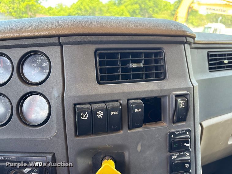 image for item EF1179 2017 Peterbilt 567 dump truck