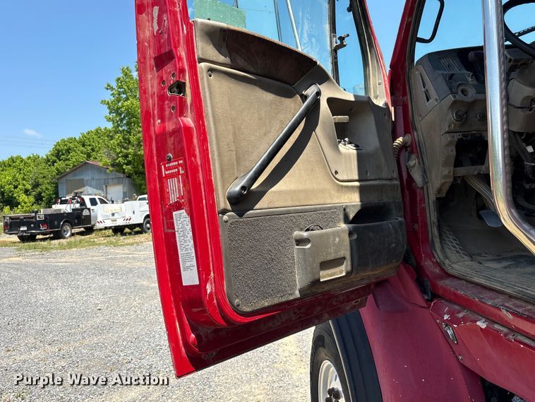 image for item EF1180 2007 Sterling L9500 dump truck