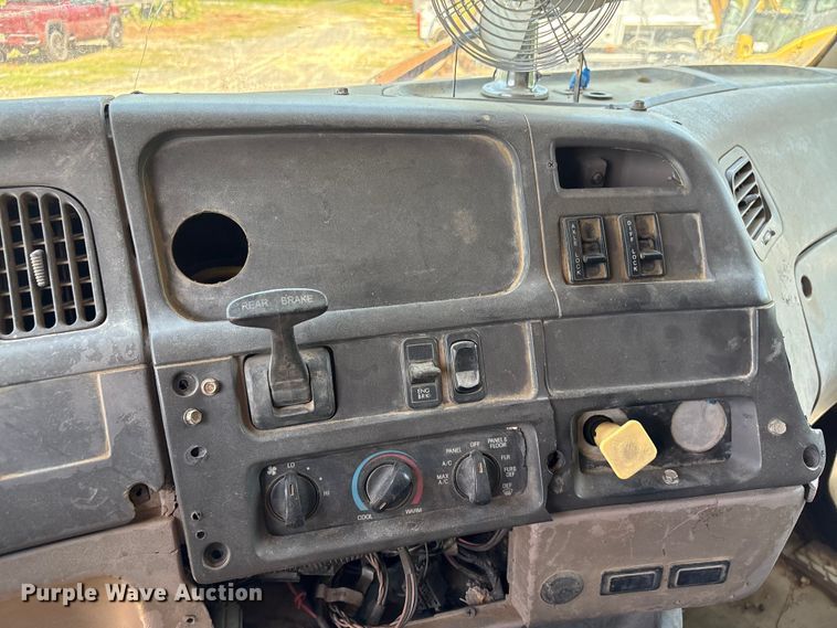 image for item EF1180 2007 Sterling L9500 dump truck
