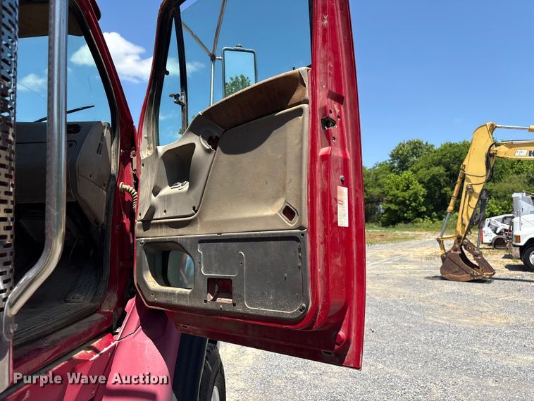 image for item EF1180 2007 Sterling L9500 dump truck