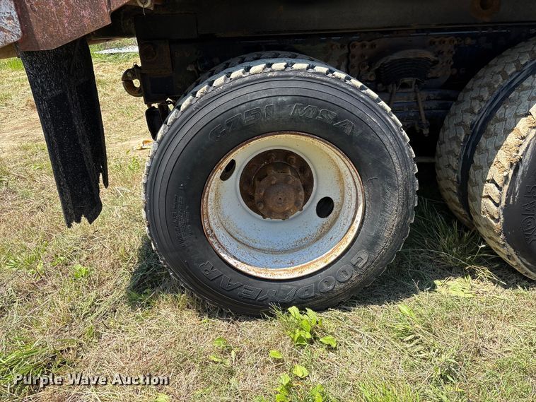 image for item EF1180 2007 Sterling L9500 dump truck