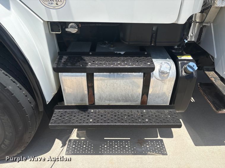 image for item EF1213 2015 Freightliner Business Class M2 bucket truck