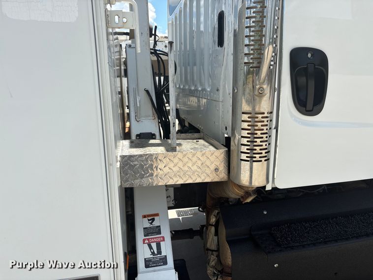 image for item EF1213 2015 Freightliner Business Class M2 bucket truck